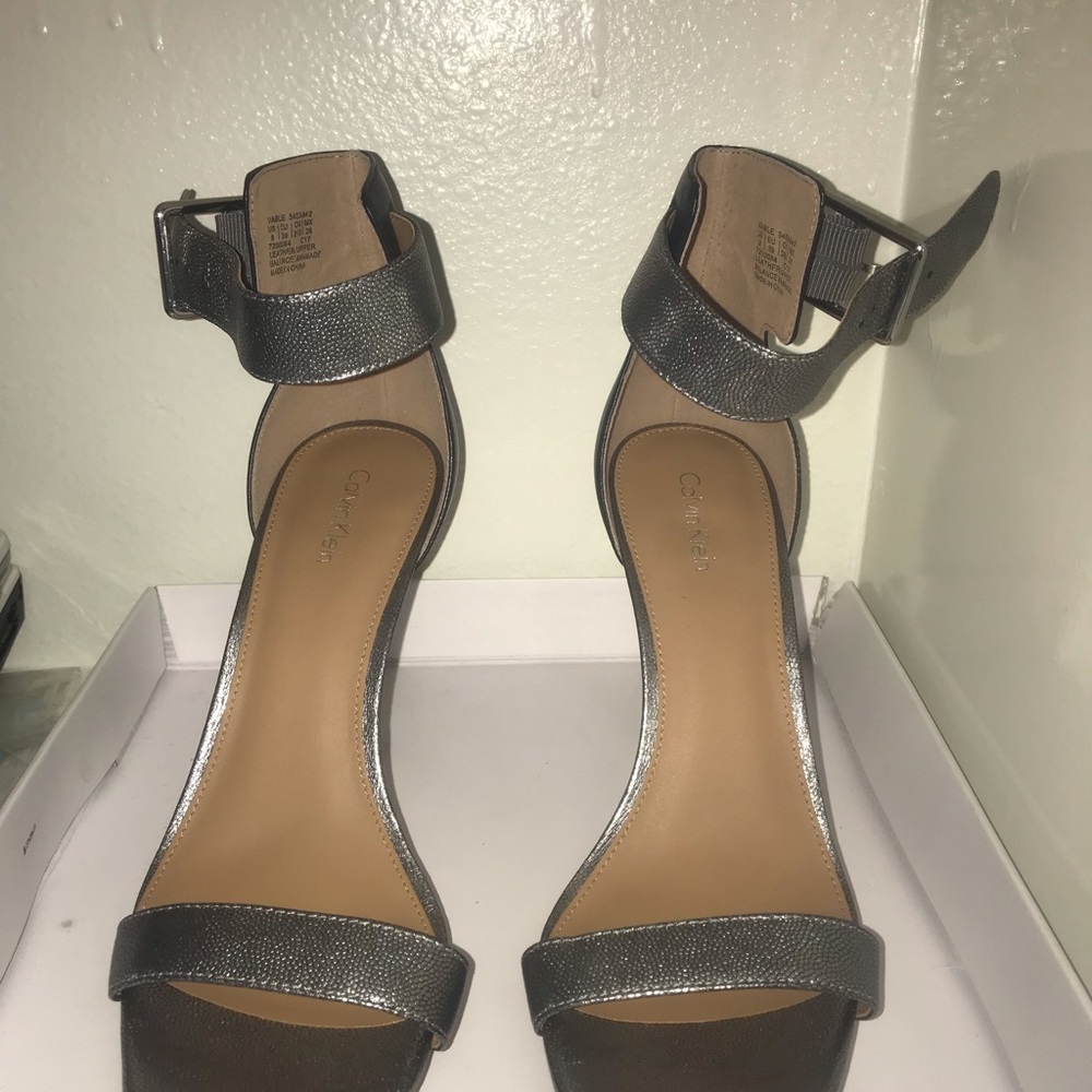 Calvin Klein Vable Metallic Silver Sandal Size 9 - Picture 2 of 5
